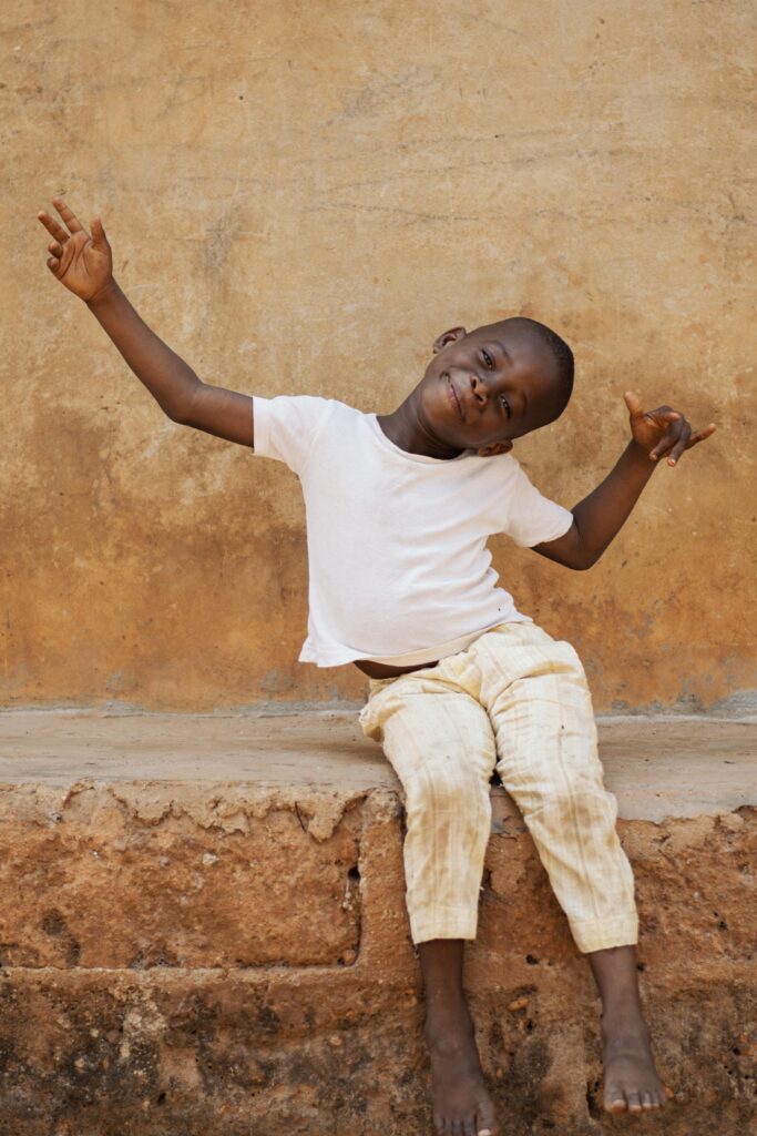 enfant heureux plein coup a l exterieur